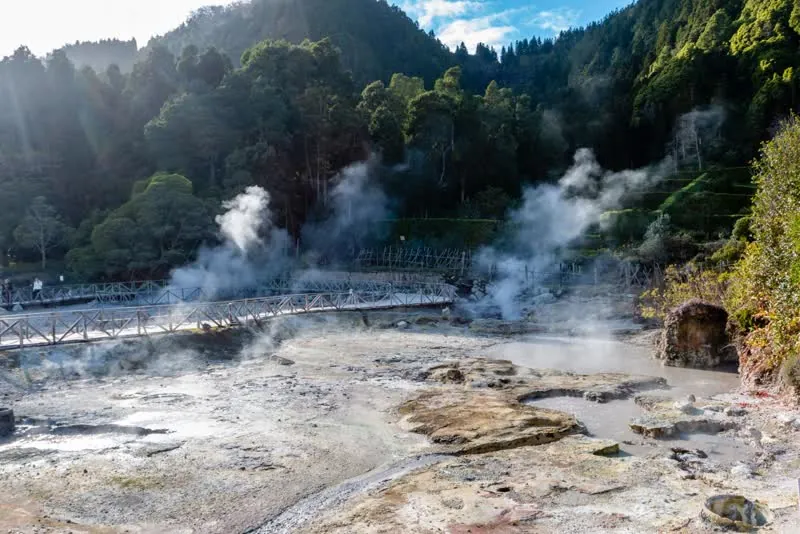 Furnas gőzölgő geotermikus medence a kertben
