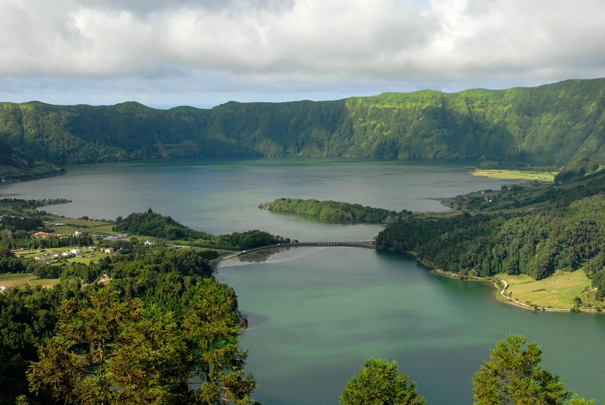 Sete Cidades ikertava madártávlatból, vulkáni kráterben